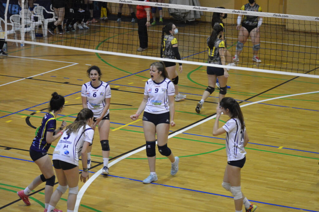 Las jugadoras del ADV Miguelturra celebran un punto en las semifinales de la Final Four de la Liga Regional Femenina (Foto: Diario de Miguelturra).