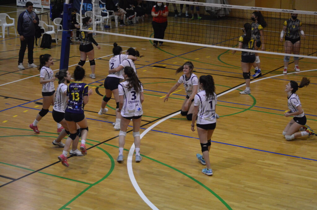 Las jugadoras del ADV Miguelturra celebran el pase a la final de la Liga Regional Femenina (Foto: Diario de Miguelturra).