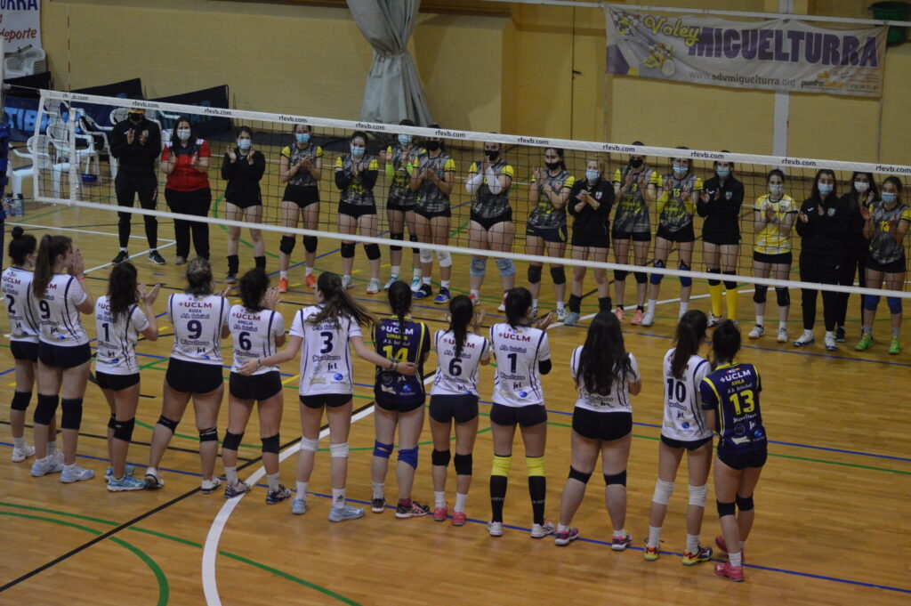 Las jugadoras del ADV Miguelturra se saludan con las de Salesianos Guadalajaras tras las semifinales de la Final Four de la Liga Regional Femenina (Foto: Diario de Miguelturra).