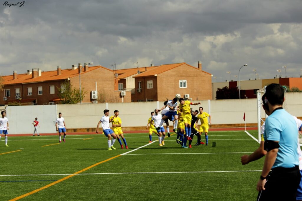 El CD Miguelturreño juvenil ataca en un córner. (Foto: Raquel Gómez)