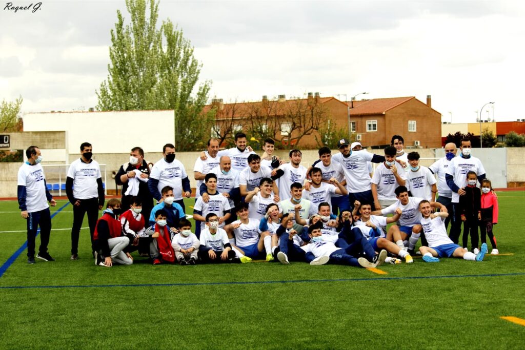 El CD Miguelturreño juvenil festeja el campeonato. (Foto: Raquel Gómez).