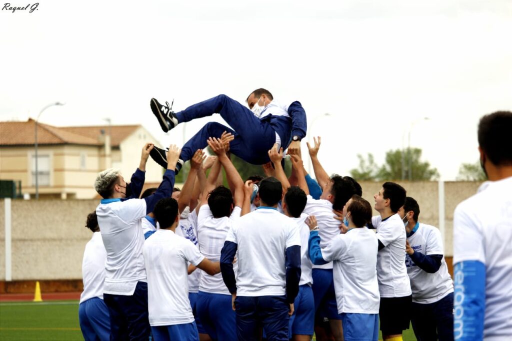 Los jugadoras mantean a su entrenador Andrés González. (Foto: Raquel Gómez). 