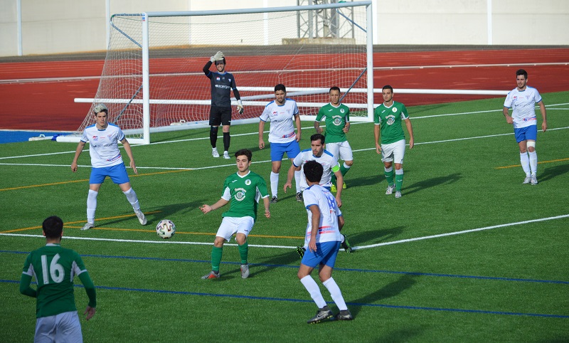 El CD Miguelturreño defiende en una acción del partido ante el Atlético Consuegra. (Foto: Diario de Miguelturra)