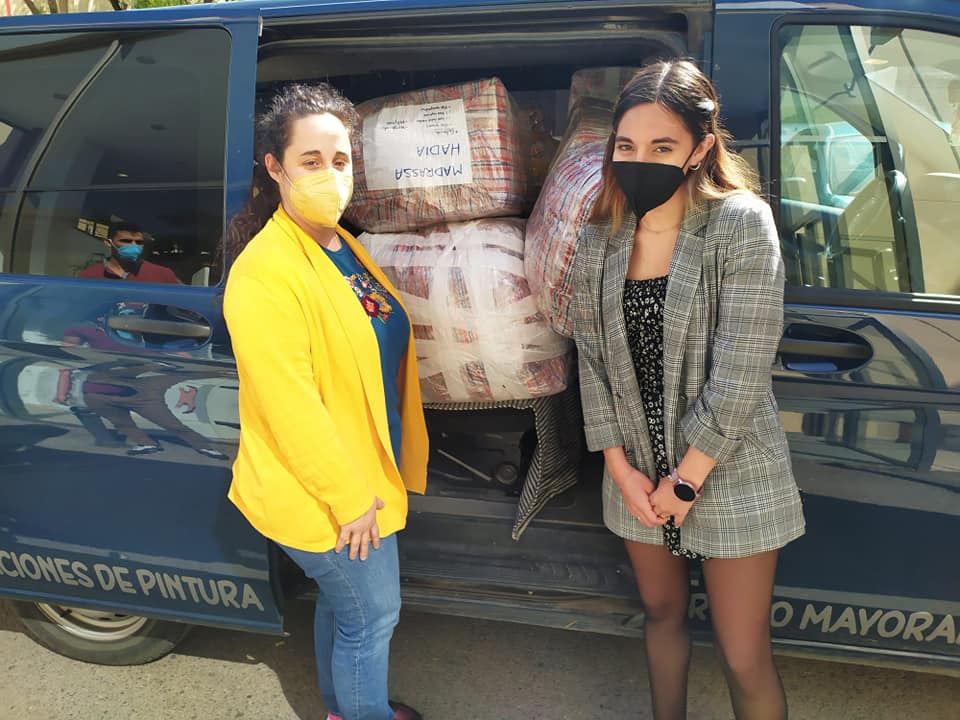 Karen Fernández (derecha) y su compañera organizan el traslado de 400 kilo de material para los campamentos de refugiados saharauis.