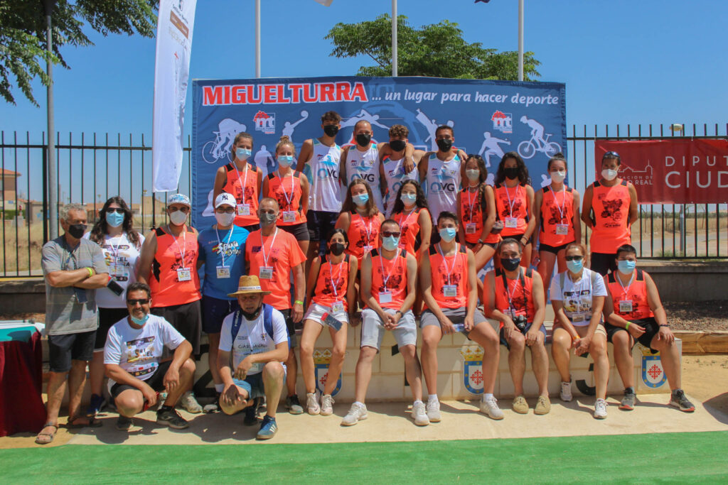 Foto de familia de todos los voluntarios del ADV que han formado parte de la organización de este campeonato (Foto: Javi Cazallas/Diario de Miguelturra).