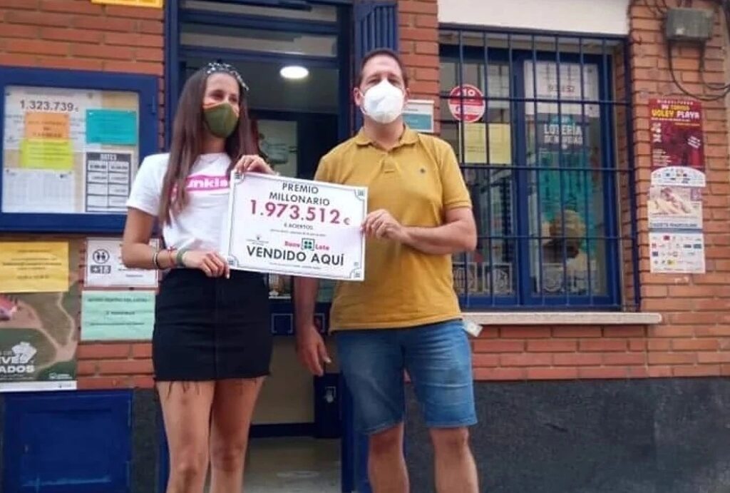 La Administración de lotería de Miguelturra celebra el premio repartido en la Bonoloto de este miércoles 28 de julio.