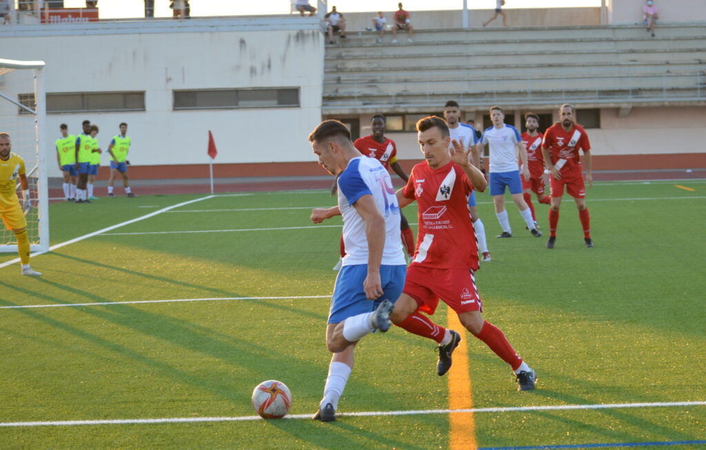 Maikel intenta poner un centro ante Carlos Ramos (Foto: Diario de Miguelturra).