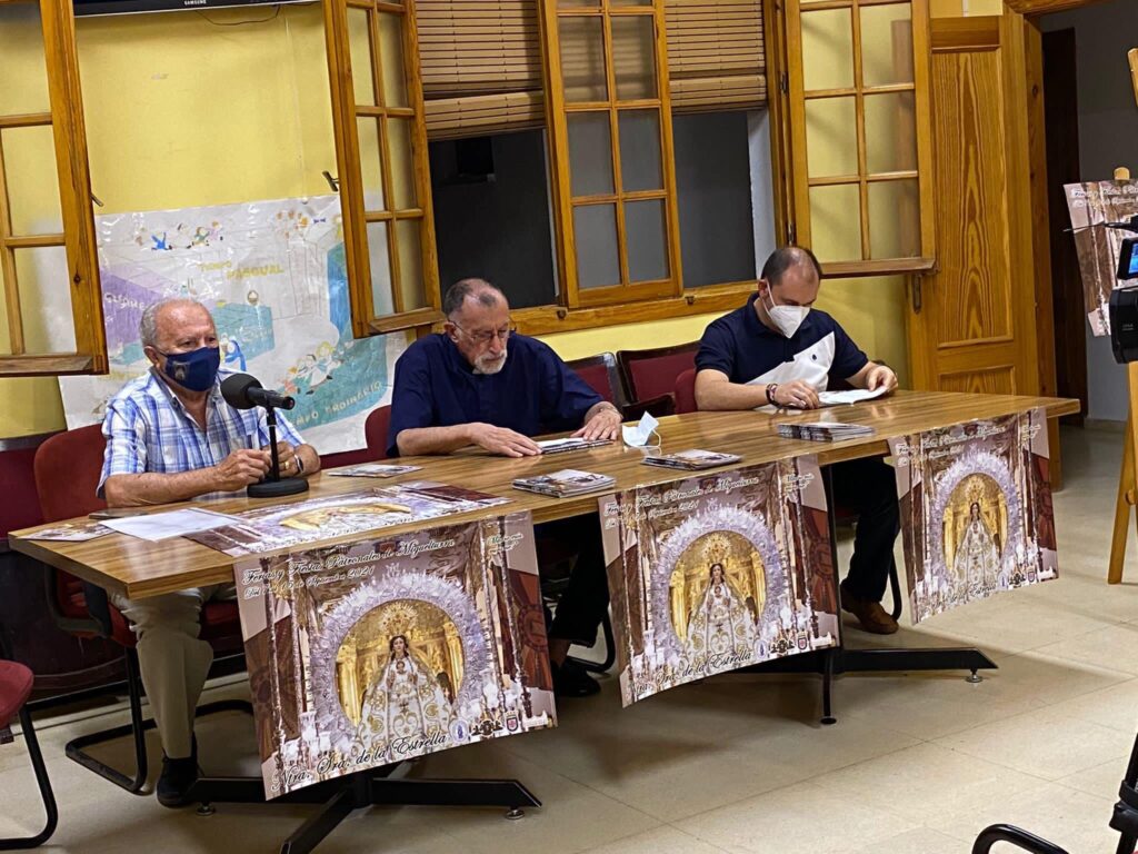 De izquierda a derecha; Julián Sánchez, Javier Ledesma y José Ramón González durante la presentación del cartel y del programa de estas Ferias y Fiestas 2021 (Foto: Hermandad de la Virgen de la Estrella).