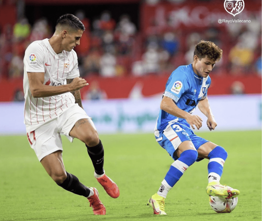 Fran García en su debut en primera división con el Rayo Vallecano