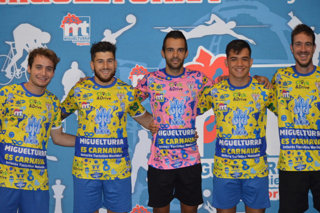 Los jugadores elegidos para presentar la camiseta posan antes de comenzar el acto (Foto: Diario de Miguelturra).