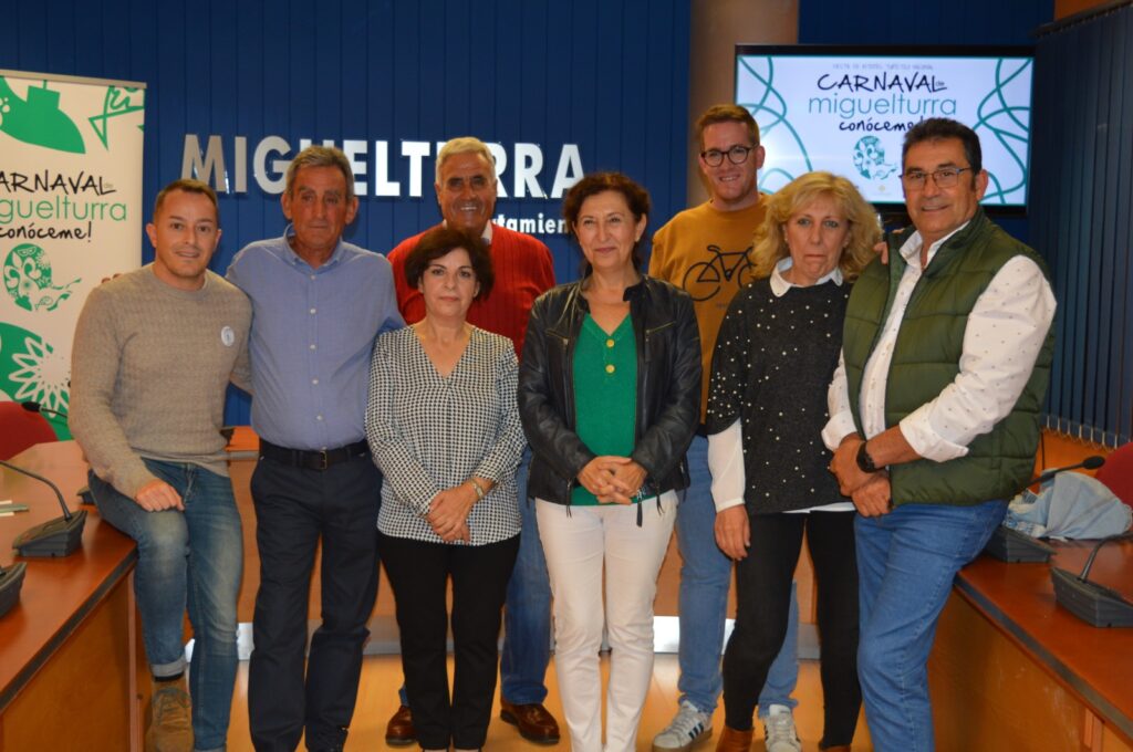 Foto junto con las autoridades tras la presentación de las Máscaras Mayores 2022 (Foto: Diario de Miguelturra).