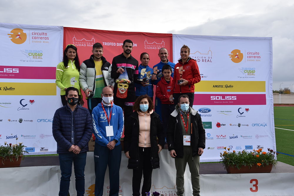 Pódium masculino y femenino de la Media Maratón Rural 'Villa de Miiguelturra'.