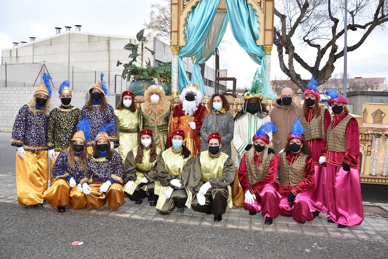 La Cabalgata de los Reyes Magos reparte ilusión a todos los niños de la localidad con un colorido desfile
