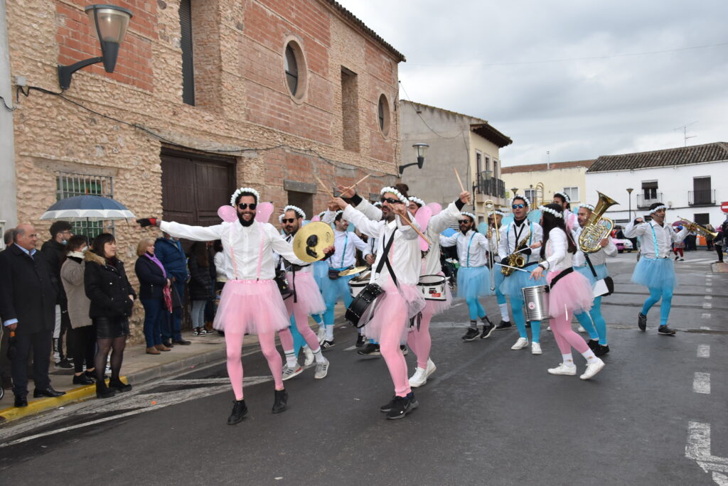 La charanga Alhiguí La peña El Puntillo en el desfile del Domingo de Piñata 2022.