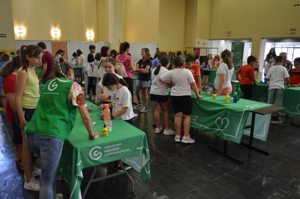 La AECC impulsa esta iniciativa para acercar la ciencia a los colegios (Foto: Diario de Miguelturra).