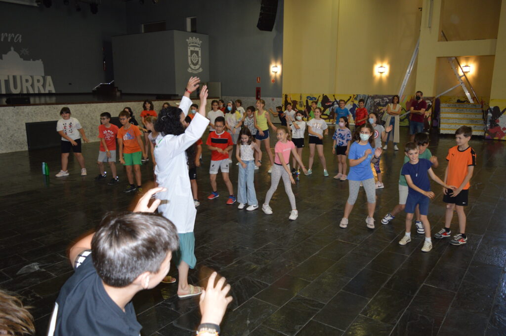 Los niños y niñas de los colegios Elena Maseras y El Cristo bailan para terminar la jornada (Foto: Diario de Miguelturra).