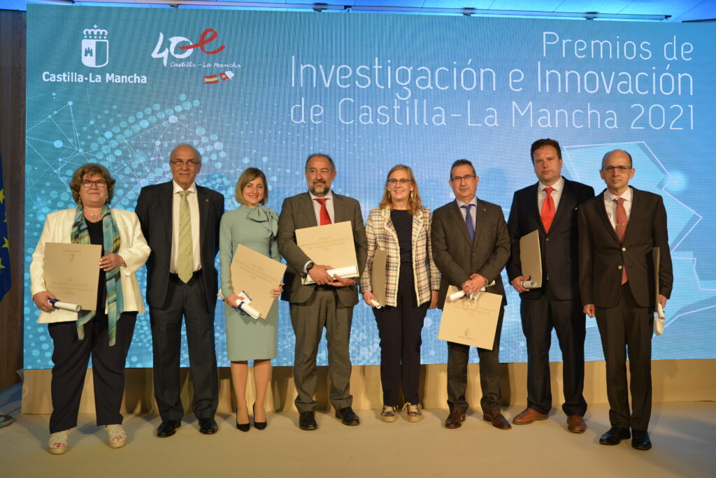 Investigadores e investigadoras premiados junto al rector.