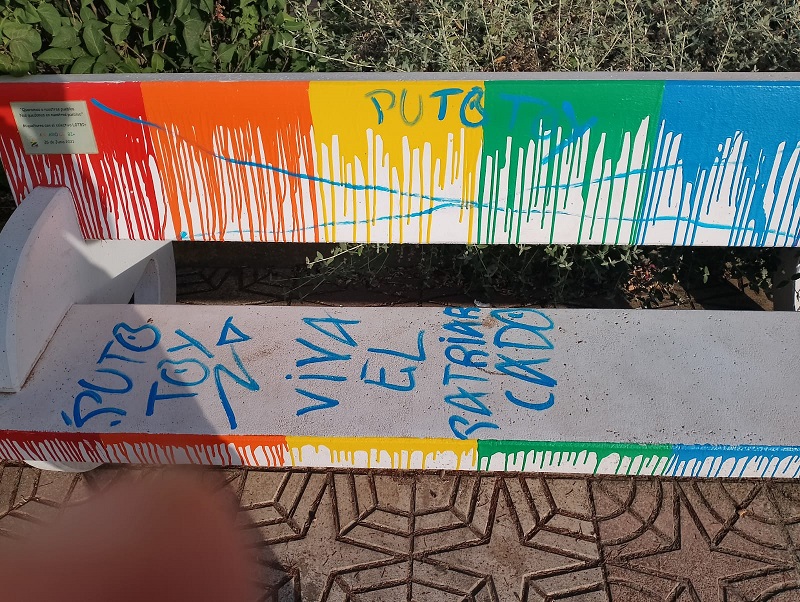 Acto de vandalismo y odio irracional contra el banco en homenaje al colectivo LGTBI.