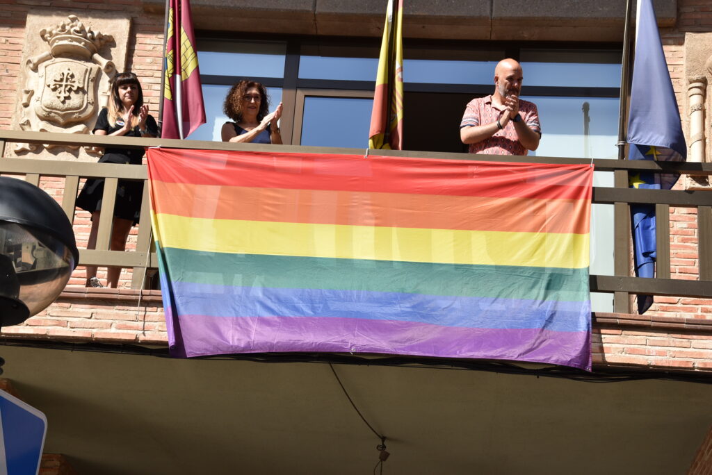 La bandera LGTBI de nuevo se colocó en el balcón del ayuntamiento.