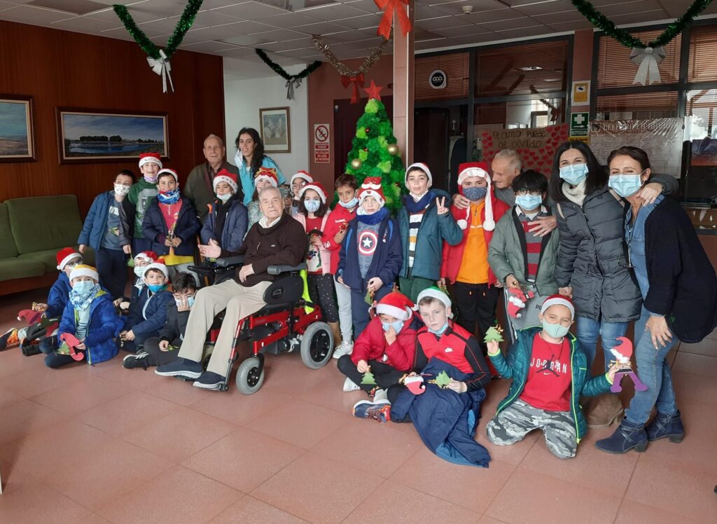 3º de Primaria del colegio El Cristo en su visita navideña a la residencia (Foto: CEIP El Cristo).