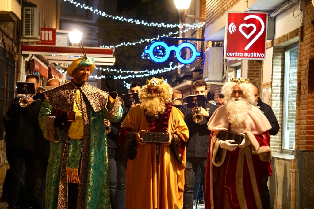 Los Reyes Magos llegan al paso de la música de la AM Cristo de la Piedad. (Foto: Aurora Herrero)