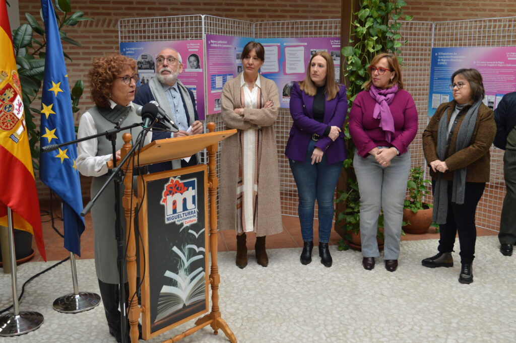 La alcaldesa de Miguelturra, Laura Arriaga, durante la inauguración de la exposición 'La transición en femenino' (Foto: Diario de Miguelturra).