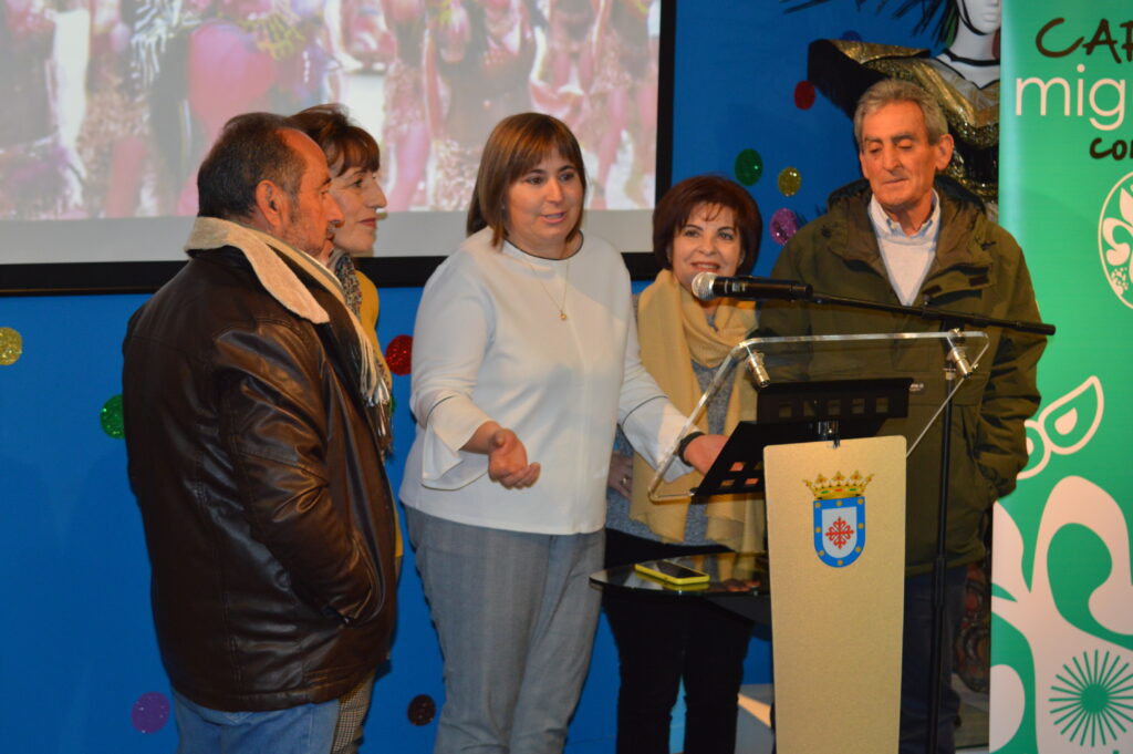 Encarni Sánchez, Máscara Mayor 2023, ha afirmado que lo que quieren es "divertirnos, estar con nuestra familia, con nuestra gente y pasar un Carnaval emocionante" (Foto: Diario de Miguelturra).