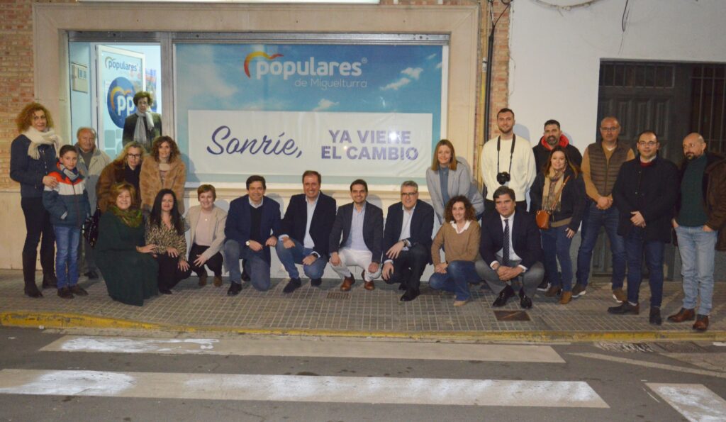 Foto de familia del Partido Popular tras el acto de presentación de Luis Ramón Mohíno como candidato a la alcaldía de Miguelturra (Foto: Diario de Miguelturra).