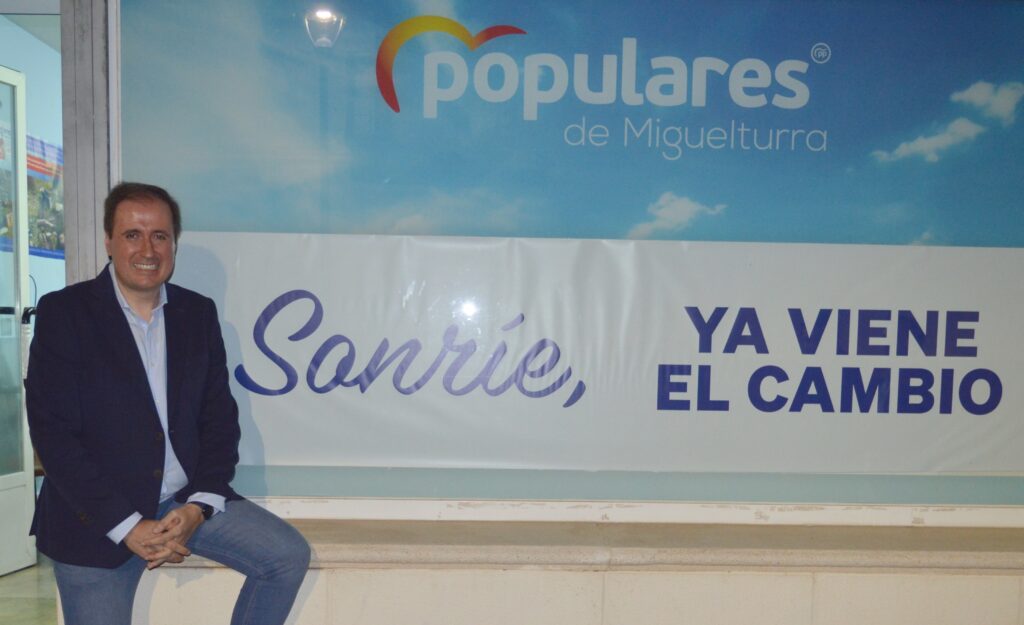 Luis Ramón Mohíno posa con la nueva estética de la sede local del Partido Popular (Foto: Diario de Miguelturra).