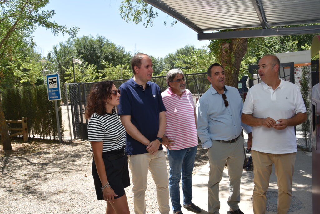 El Equipo de Gobierno y el alcalde pedáneo de Peralvillo visitan el parking de autocaravanas.