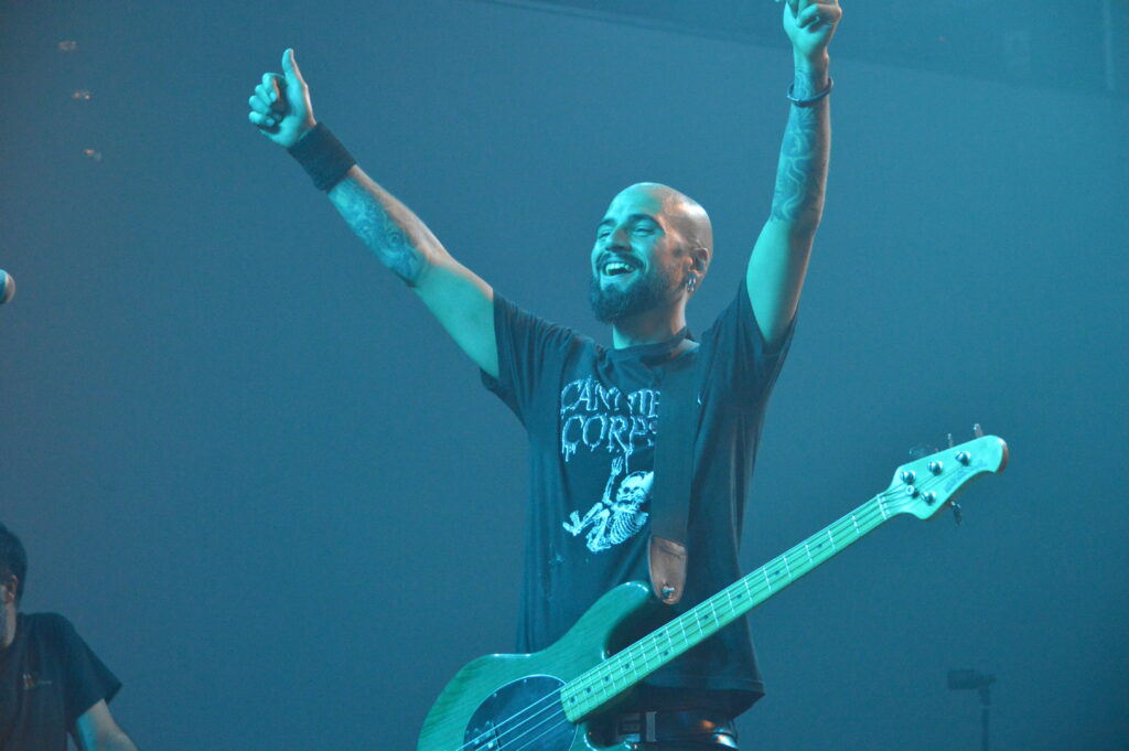 Richard Matas, bajista de 'Maldito Matas', cumplió años y sopló las velas en este Muxismo Rock 2023 (Foto: Diario de Miguelturra).