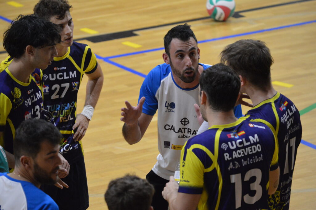 Sergi Domínguez da indicaciones a sus jugadores durante un tiempo muerto (Foto: Diario de Miguelturra).