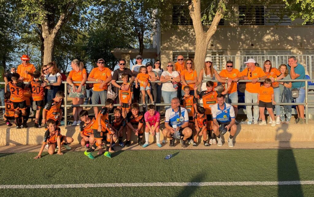 Las familias acompañaron a estos jóvenes futbolistas en el torneo disputado en La Solana (Foto: EFB Miguelturra).