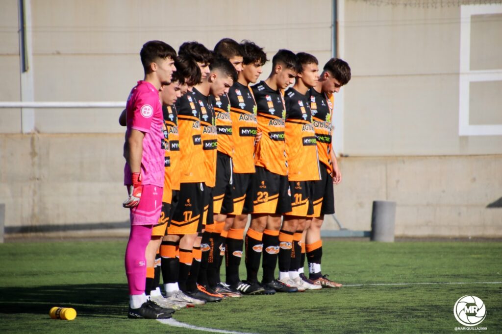 Los jugadores de la EFB Miguelturra, durante el minuto de silencio que se guardó antes del encuentro (Foto: @mariquilla2999).