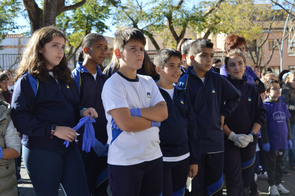 Los colegios de Miguelturra tiñen de morado el Parque Doctor Fleming con motivo del 25N (Foto: Diario de Miguelturra).