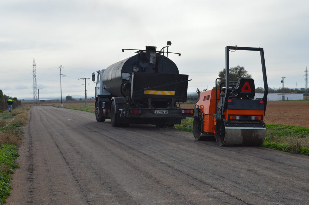 Maquinaria en el camino de Almagro (Foto: Diario de Miguelturra).
