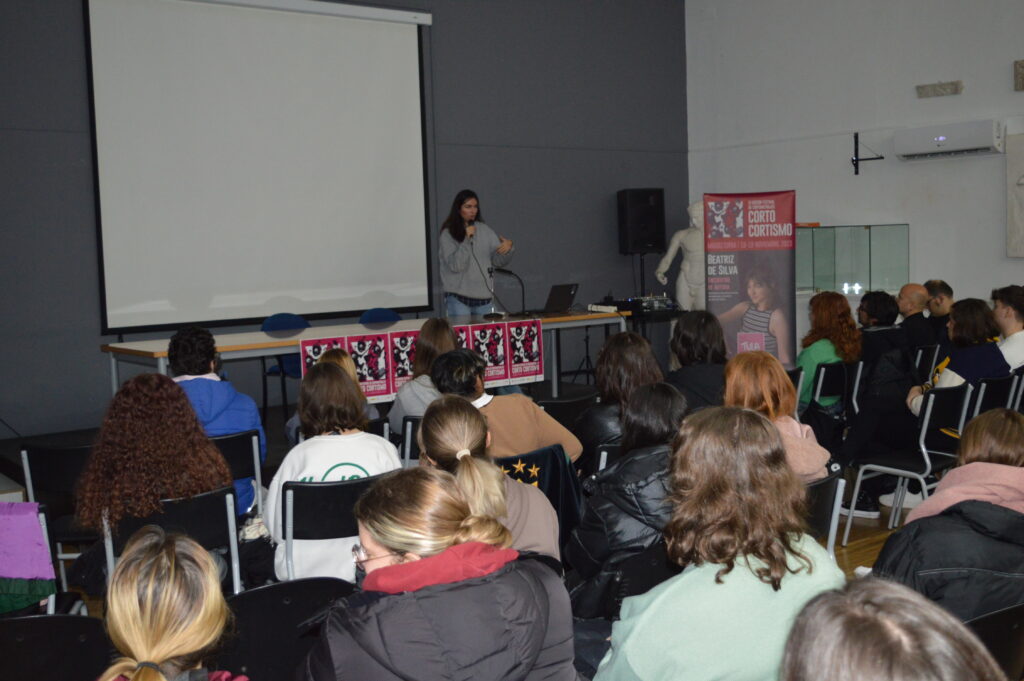 Bea de Silva ha compartido la mañana con los alumnos y alumnas de la Escuela de Artes 'Pedro Almodóvar' (Foto: Diario de Miguelturra).