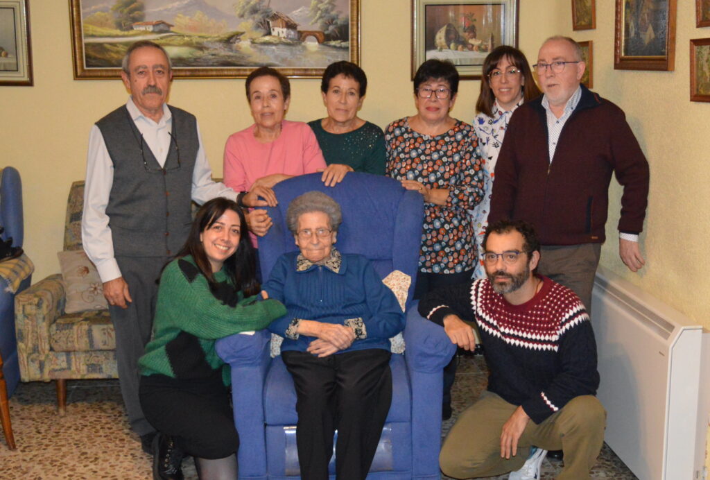 Paula Arenas junto a su familia (Foto: Diario de Miguelturra).