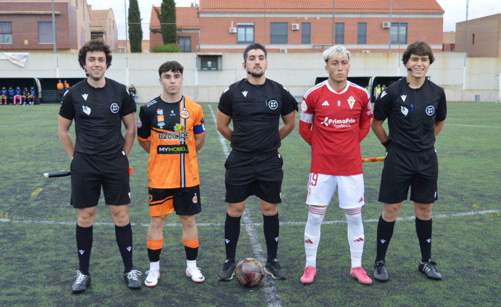 Los capitanes de Miguelturra y Murcia posan junto al trío arbitral (Foto: Diario de Miguelturra).