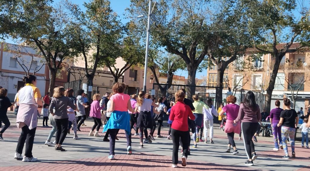 Un grupo de mujeres participa en la actividad flashmob