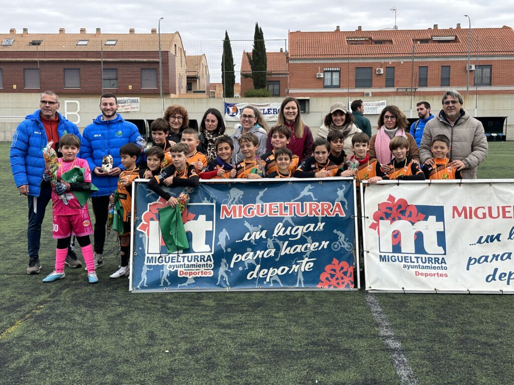 El Miguelturra 'A', campeón del torneo, junto a las autoridades (Foto: Diario de Miguelturra).