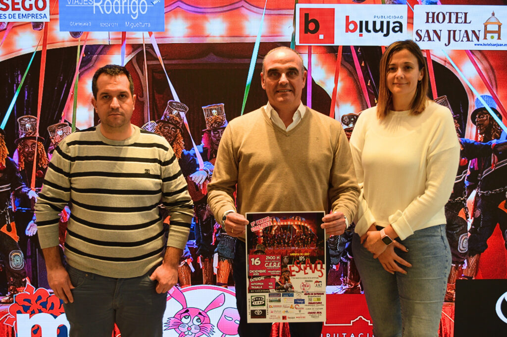 Óscar Carrión, representante de Toyota Ciudad Real (en el centro), Alberto Soria, presidente de Los Cansaliebres, y Carmen María Mohíno, concejala de Cultura y Festejos (Foto: Diario de Miguelturra).