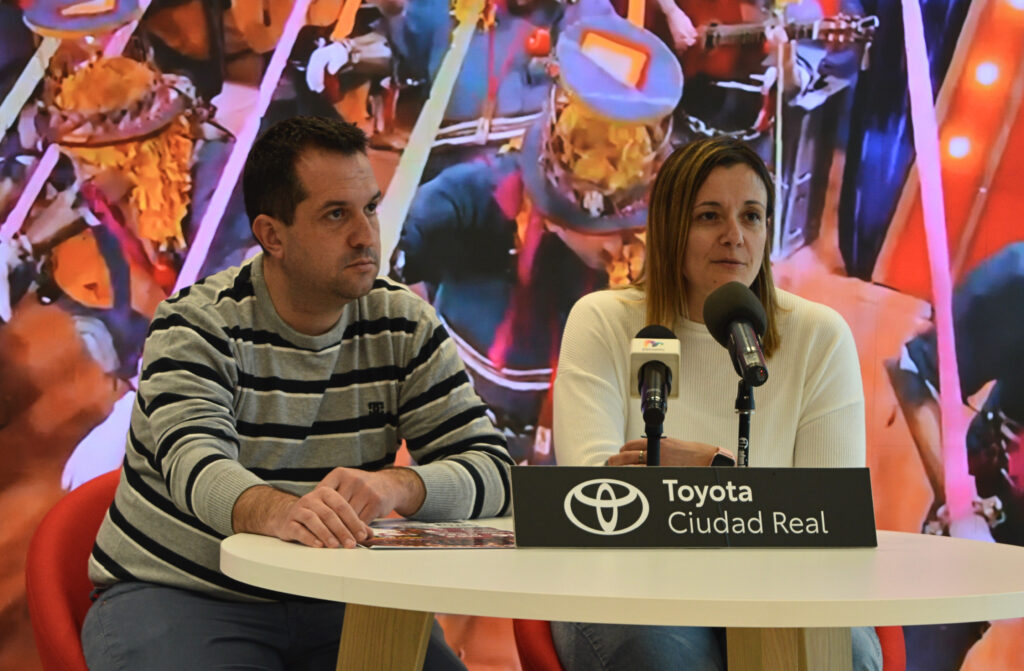Alberto Soria, presidente de Los Cansaliebres, y Carmen María Mohíno, concejala de Cultura y Festejos, durante la rueda de prensa (Foto: Diario de Miguelturra).