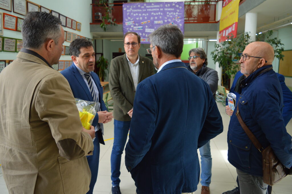 Antonio Fernández, director del colegio Benito Pérez Galdós, charla con las autoridades presentes en el acto (Foto: Diario de Miguelturra).