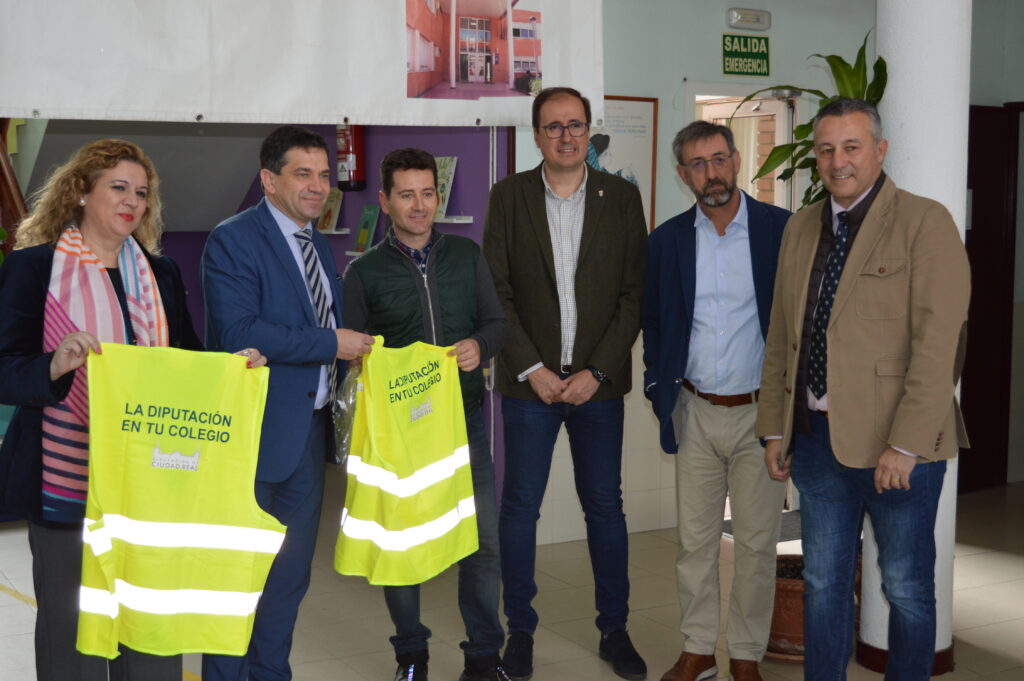Autoridades junto a dos de las personas contratadas a través del programa 'La Diputación en tu colegio' (Foto: Diario de Miguelturra).