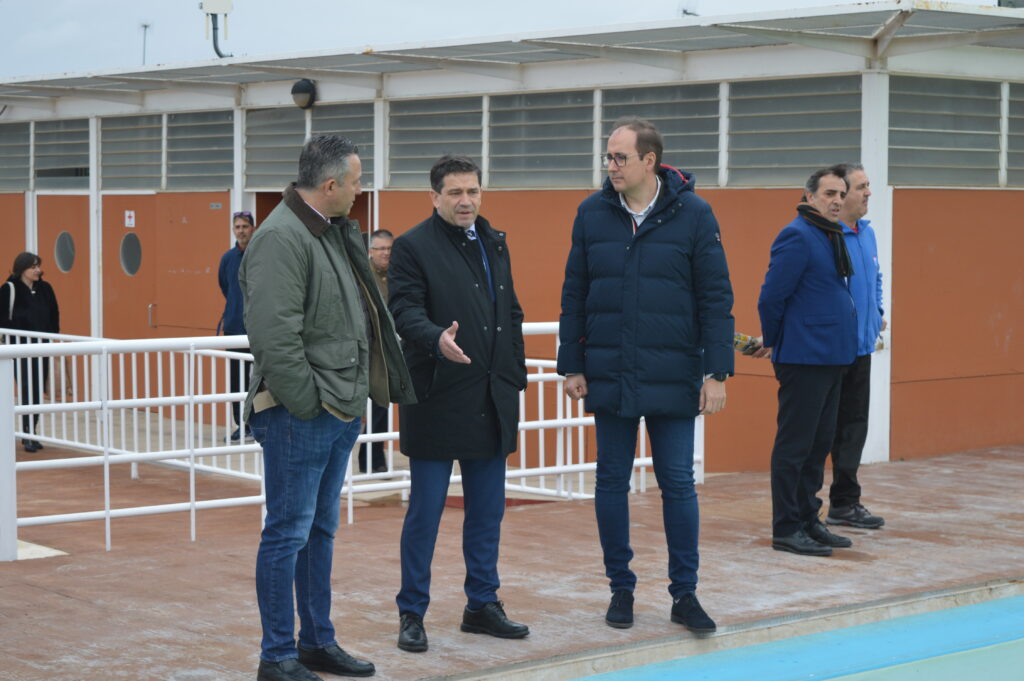 Luis Ramón Mohíno y Miguel Ángel Valverde visitan las instalaciones de la Piscina Municipal (Foto: Diario de Miguelturra).