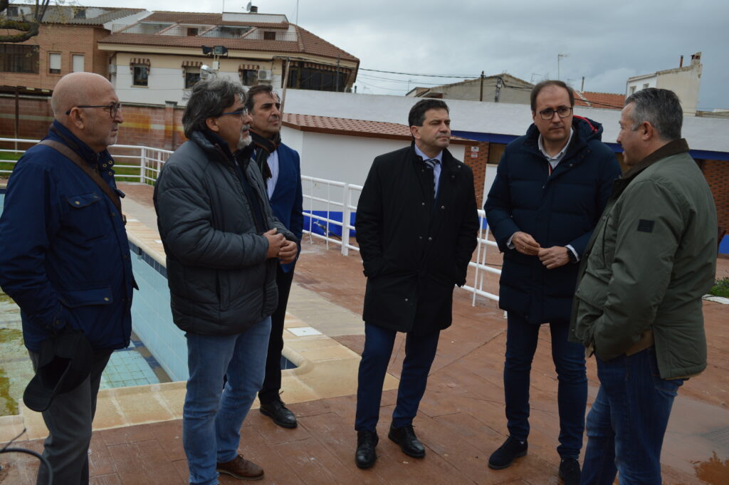 Luis Ramón Mohíno y Miguel Ángel Valverde visitan las instalaciones de la Piscina Municipal (Foto: Diario de Miguelturra).