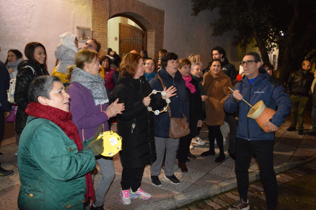 Las zambombas y las panderetas han acompañado la hoguera de San Antón (Foto: Diario de Miguelturra).
