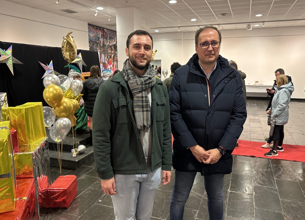 Luis Vinuesa, concejal de Juventud, y Luis Ramón Mohíno, alcalde de Miguelturra, han estado presentes acompañando a los Carteros Reales (Foto: Diario de Miguelturra).
