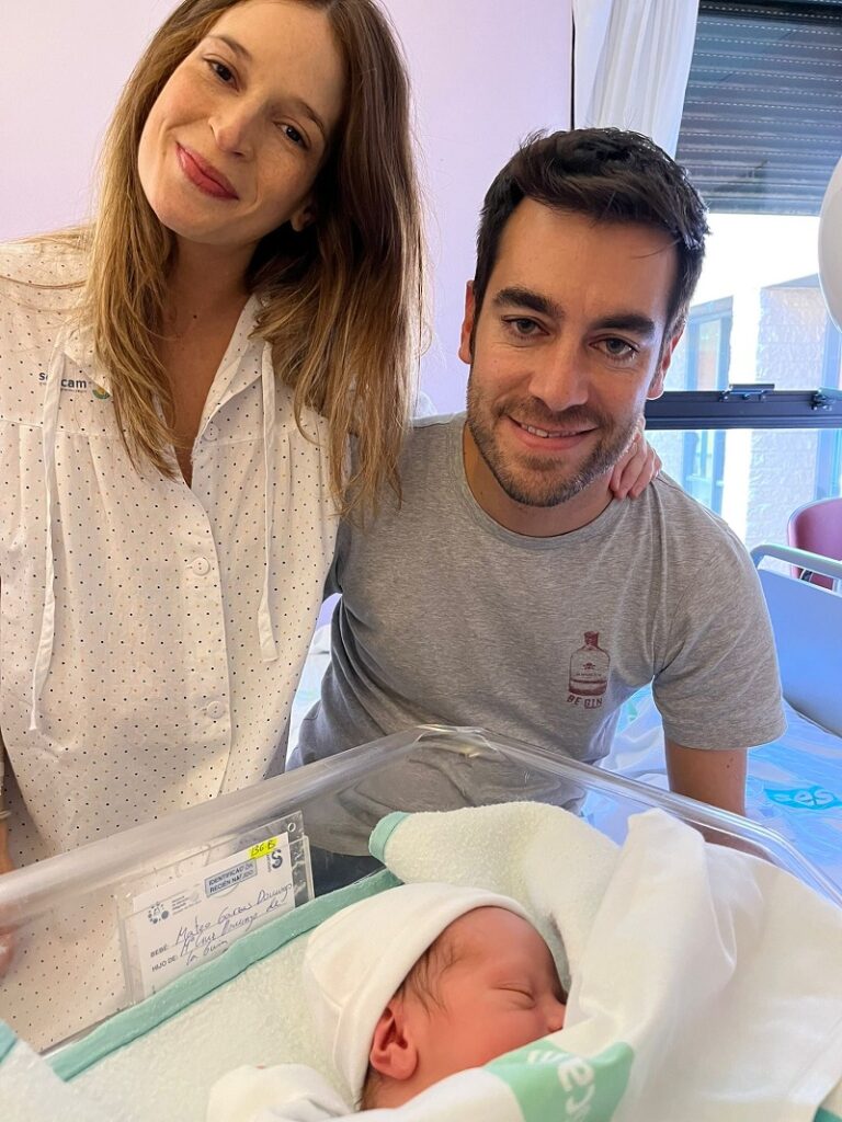 María y Miguel Ángel posan con su bebé Mateo